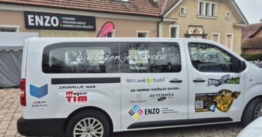 Polepitev kombija za SSK Ihan – profesionalna izdelava nalepk za vozila, tisk majic, vezenje tekstila in promocijska grafika za športne klube in društva.