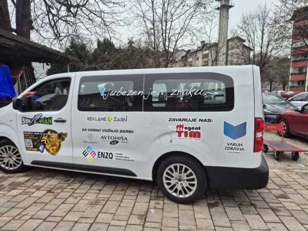 Polepitev kombija za SSK Ihan z reklamnimi nalepkami in logotipi sponzorjev – profesionalna izdelava nalepk za vozila, promocijski tisk in celostna grafična podoba za športne klube.