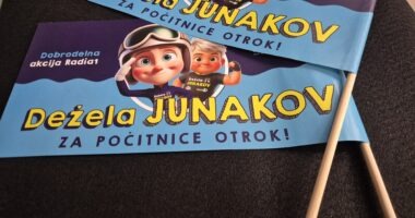 Papirnate navijaške zastavice Dežela junakov za Radio 1 – promocijske zastavice na leseni palčki za dobrodelni dogodek